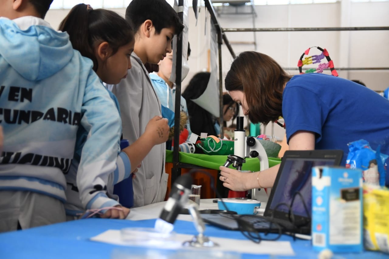 Estudiantes trabajando en una idea de proyecto