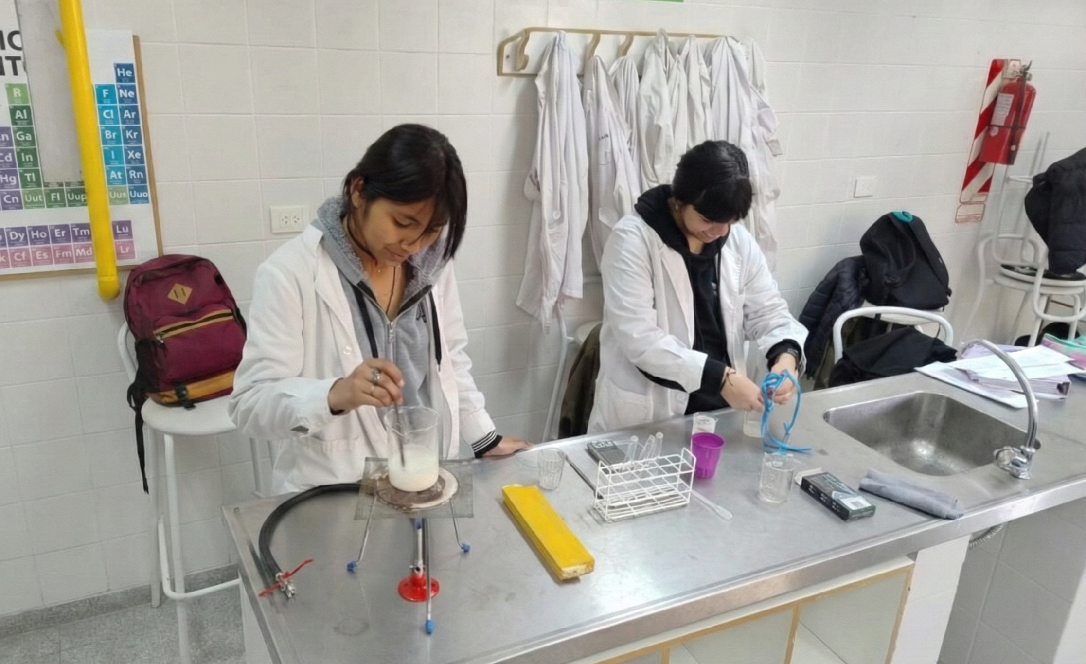 Estudiantes en un taller tecnológico