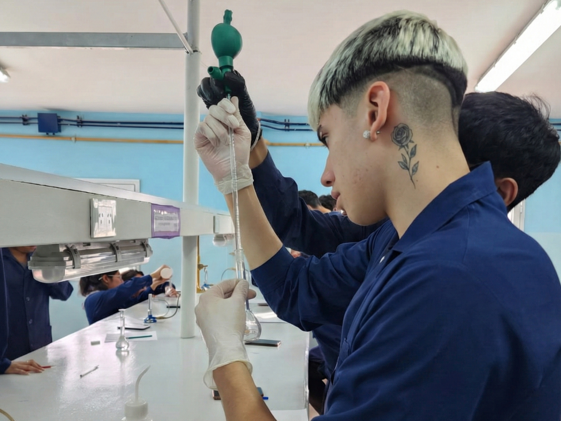 Estudiantes trabajando en un laboratorio de química